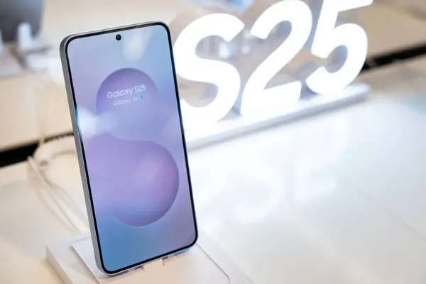 Samsung Galaksi S25 Perakende Mağazasında Gösterildi. AI ile 2025 Modern cep telefonu teknolojisi kavramı.