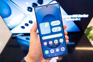 Samsung Galaxy S25 Ultra, perakende mağazasında müşteri deneyimi için demo.