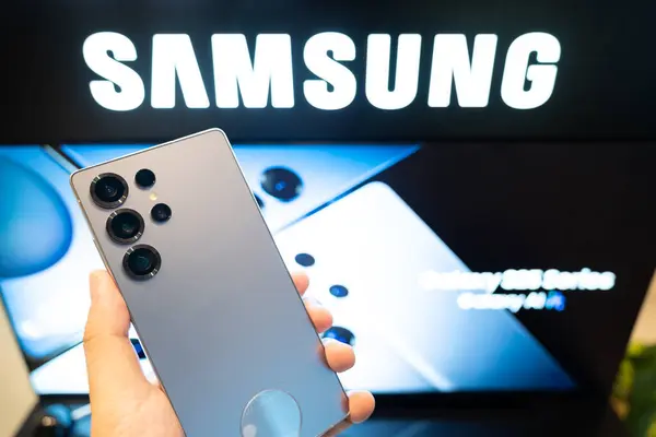 Samsung Galaxy S25 Ultra, perakende mağazasında müşteri deneyimi için demo.