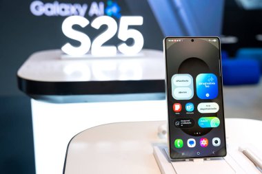 Samsung Galaxy S25 Ultra, perakende mağazasında müşteri deneyimi için demo.