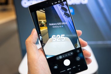 Samsung Galaxy S25 Ultra, perakende mağazasında müşteri deneyimi için demo.