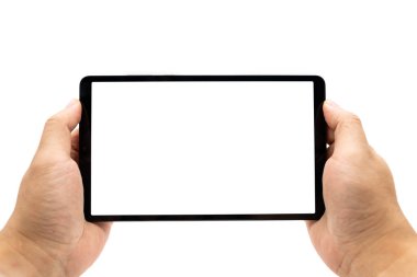 Boş ekran tabletini tutarak. Erkeklerin elinde yalıtılmış ekranı olan dijital tablet. Boş ekranlı dijital tablet. Boşluğu ve kırpma yolunu kopyala. Beyaz arkaplanda izole.