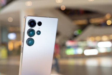 Bangkok Tayland JAN 23 Ocak 2025: Samsung Galaxy S25 Ultra, perakende mağazasında müşteri deneyimi için demo.