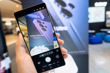 Bangkok Tayland JAN 23 Ocak 2025: Samsung Galaxy S25 Ultra, perakende mağazasında müşteri deneyimi için demo.