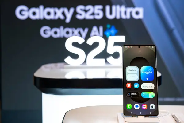 Bangkok Tayland JAN 23 Ocak 2025: Samsung Galaxy S25 Ultra, perakende mağazasında müşteri deneyimi için demo.