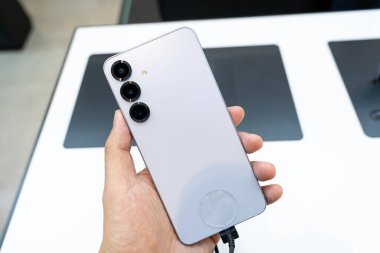 Bangkok Tayland JAN 23 2025: Yeni Samsung Galaksi S25, tanıtım sergileniyor. AI ile modern cep telefonu teknolojisi kavramı