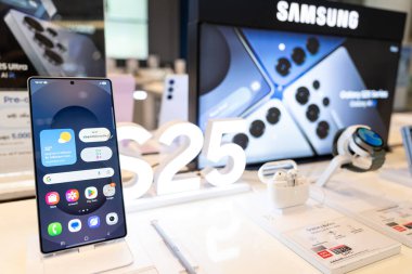 Bangkok Tayland JAN 23 Ocak 2025: Samsung Galaxy S25 Ultra, perakende mağazasında müşteri deneyimi için demo.
