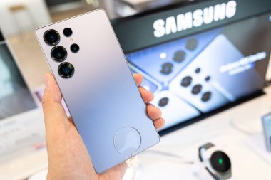 Bangkok Tayland JAN 23 Ocak 2025: Samsung Galaxy S25 Ultra, perakende mağazasında müşteri deneyimi için demo.