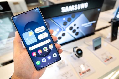 Bangkok Tayland JAN 23 Ocak 2025: Samsung Galaxy S25 Ultra, perakende mağazasında müşteri deneyimi için demo.