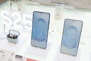 Bangkok Tayland JAN 24 2025: The New Samsung Galaxy S25, tanıtım sergisi. AI ile modern cep telefonu teknolojisi kavramı