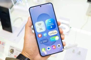 Bangkok Tayland JAN 24 2025: Yeni Samsung Galaksisi S25 +, tanıtım tanıtımı mağazada yapılıyor. AI ile modern cep telefonu teknolojisi kavramı