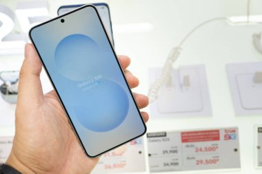 Bangkok Tayland JAN 24 2025: Yeni Samsung Galaksi S25, tanıtım tanıtımı mağazada. AI ile modern cep telefonu teknolojisi kavramı