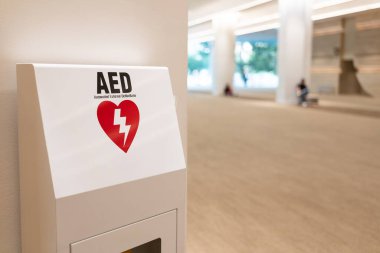 Otomatik Harici Defibrilatör Kutusu AED makinesi ve yol talimatları. Geleneksel merkeze AED tabelası yerleştirildi. Boşluğu kopyala.