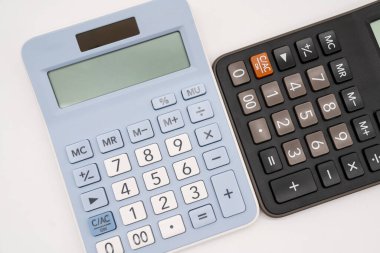 İzole edilmiş arka planda açık mavi ve siyah dijital hesap makineleri. Sayıları hesaplamak için aygıt.