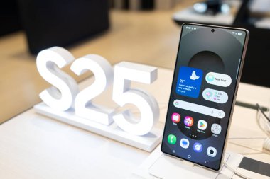 Bangkok Tayland JAN 24 2025: Yeni Samsung Galaksisi S25 Ultra, tanıtım tanıtımı mağazada yapılıyor. AI ile modern cep telefonu teknolojisi kavramı