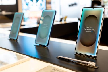 Bangkok Tayland FEB 19 2025: Yeni Samsung Galaksisi S25 Ultra, tanıtım tanıtımı mağazada yapılıyor. AI ile modern cep telefonu teknolojisi kavramı