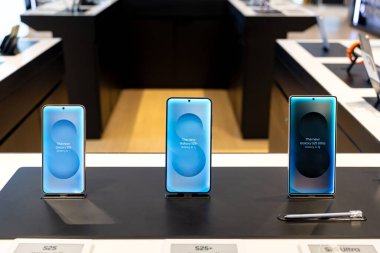Bangkok Tayland FEB 19 2025: Yeni Samsung Galaksisi S25 Ultra, tanıtım tanıtımı mağazada yapılıyor. AI ile modern cep telefonu teknolojisi kavramı