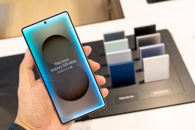 Bangkok Tayland FEB 19 2025: Yeni Samsung Galaksisi S25 Ultra, tanıtım tanıtımı mağazada yapılıyor. AI ile modern cep telefonu teknolojisi kavramı