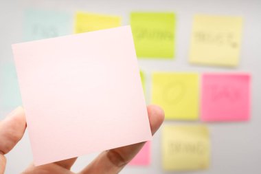 Arkaplanı renkli yapışkan notlarla dolu boş bir nota. Metin veya bilgi için alanı kopyala.