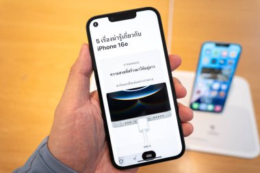 Bangkok Tayland Şubat 28 2025: Apple yeni akıllı telefon iPhone 16 'yı piyasaya sürdü. iPhone 16e Bir Apple Mağazası Orta Dünya 'da.
