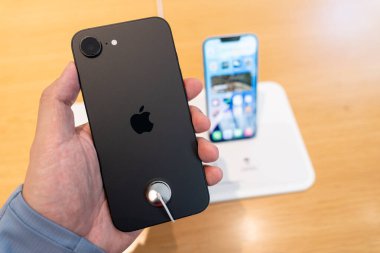 Bangkok Tayland Şubat 28 2025: Apple yeni akıllı telefon iPhone 16 'yı piyasaya sürdü. iPhone 16e Bir Apple Mağazası Orta Dünya 'da.