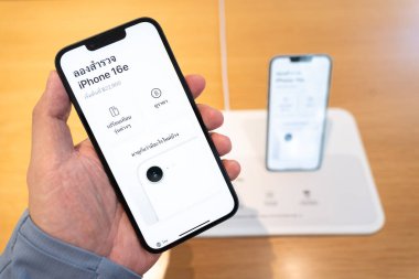 Bangkok Tayland Şubat 28 2025: Apple yeni akıllı telefon iPhone 16 'yı piyasaya sürdü. iPhone 16e Bir Apple Mağazası Orta Dünya 'da.