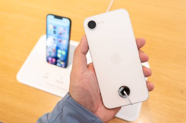 Bangkok Tayland Şubat 28 2025: Apple yeni akıllı telefon iPhone 16 'yı piyasaya sürdü. iPhone 16e Bir Apple Mağazası Orta Dünya 'da.