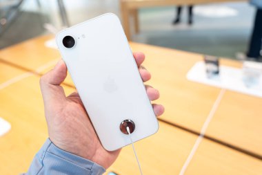 Bangkok Tayland Şubat 28 2025: Apple yeni akıllı telefon iPhone 16 'yı piyasaya sürdü. iPhone 16e Bir Apple Mağazası Orta Dünya 'da.