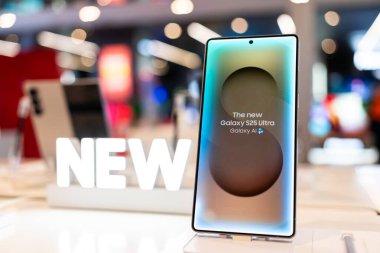 Yeni Samsung Galaksisi S25 Ultra 'nın tanıtım tanıtımı. AI ile modern cep telefonu teknolojisi kavramı