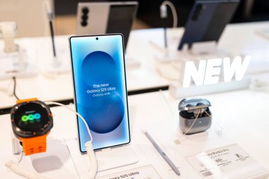 Yeni Samsung Galaksisi S25 Ultra 'nın tanıtım tanıtımı. AI ile modern cep telefonu teknolojisi kavramı