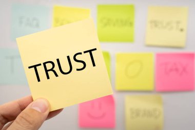 Yapışkan Not 'a güven metni. Başarı konsepti için marka geliştirme. Güven işi konsepti oluşturmak.