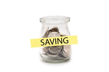 Cam para kavanozundaki madeni paralar. Etikette tasarruf sözcüğü, finansal konsept. Beyaz arka planda izole edilmiş. Para biriktirme kavramı. Emeklilik konsepti. Emeklilik hesaplama kavramı.