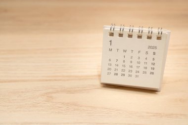 Ocak 2025 için Masa Takvimi. Takvim kavramı. Ahşap arka planda 2025 JAN takvimi. Metin için Boşluğu Kopyala.