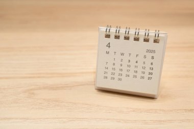 Nisan 2025 için Masa Takvimi. Takvim kavramı, ahşap arka planda 2025 APR takvimi. Metin için Boşluğu Kopyala.