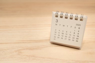 Mart 2025 için Masa Takvimi. Takvim kavramı, 2025 MAR takvimi ile ahşap arka planda. Metin için Boşluğu Kopyala.