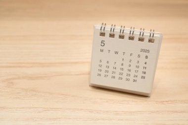 Mayıs 2025 için Masa Takvimi. Takvim konsepti 2025 Mayıs takvimi ahşap arka planda. Metin için Boşluğu Kopyala.