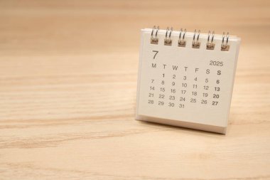 Temmuz 2025 arka planı için Masa Takvimi. Takvim kavramı ahşap arka planda 2025 JUL takvimi. Metin için Boşluğu Kopyala.