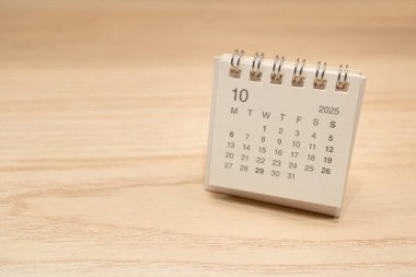 Ekim 2025 için Masa Takvimi. Takvim kavramı, ahşap arka planda 2025 OCT takvimi. Metin için Boşluğu Kopyala.