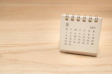 Eylül 2025 arkaplanı için Masa Takvimi. Takvim kavramı, ahşap arka planda 2025 SEP takvimi. Metin için Boşluğu Kopyala.