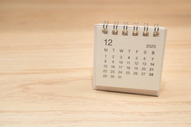 Aralık 2025 için Masa Takvimi. Takvim kavramı ahşap zemin üzerinde 2025 DEC takvimi. Metin için Boşluğu Kopyala.