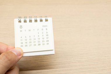 AĞUSTOS 2025 arka planı için el ele tutuşmalar. Takvim kavramı, ahşap arka planda 2025 AUG takvimi. Metin için Boşluğu Kopyala.