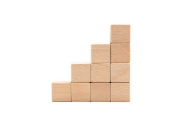 Boş odun küpü ya da tahta bloklar piramit şeklinde düzenlenir, iş konsepti. Clipping yolu ile beyaz arkaplanda izole.