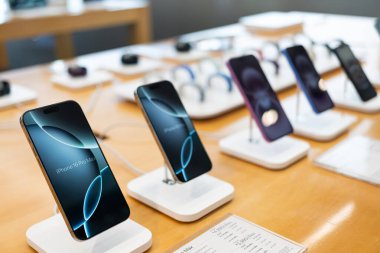 iPhone 16 Serisi. iPhone 16 'nın yanı sıra iPhone 16 Pro, Pro, Plus ve iPhone 16' yı bir mağazada karşılaştırma ve test etme.