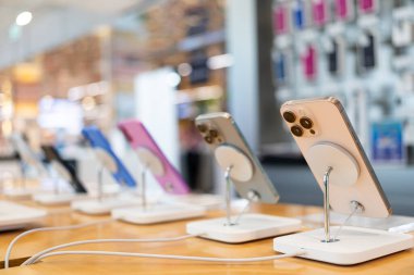 iPhone 16 Serisi. iPhone 16 'nın yanı sıra iPhone 16 Pro, Pro, Plus ve iPhone 16' yı bir mağazada karşılaştırma ve test etme.