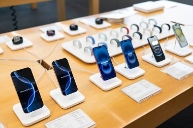 iPhone 16 Serisi. iPhone 16 'nın yanı sıra iPhone 16 Pro, Pro, Plus ve iPhone 16' yı bir mağazada karşılaştırma ve test etme.