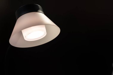 Modern kolye ışıkları karanlık bir tavandan sarkıyor. Boşluğu kopyala.