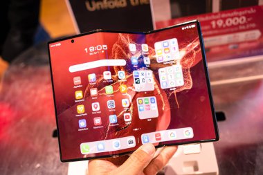 Huawei Mate XT, Huawei 'nin ilk üç katlı akıllı telefonu. Demo gösterimde.