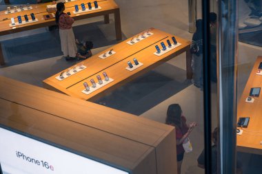 iPhone 16 Serisi. iPhone 16 'nın yanı sıra iPhone 16 Pro, Pro, Plus ve iPhone 16' yı bir mağazada karşılaştırma ve test etme.