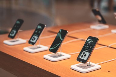 iPhone 16 Serisi. iPhone 16 'nın yanı sıra iPhone 16 Pro, Pro, Plus ve iPhone 16' yı bir mağazada karşılaştırma ve test etme.