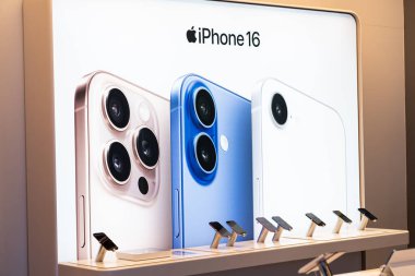 iPhone 16 Serisi. iPhone 16 'nın yanı sıra iPhone 16 Pro, Pro, Plus ve iPhone 16' yı bir mağazada karşılaştırma ve test etme.